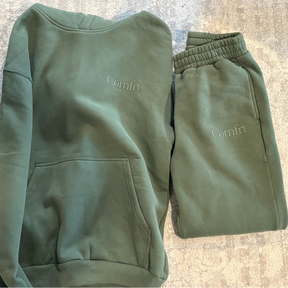 Comfrt unisex green sweatsuit
